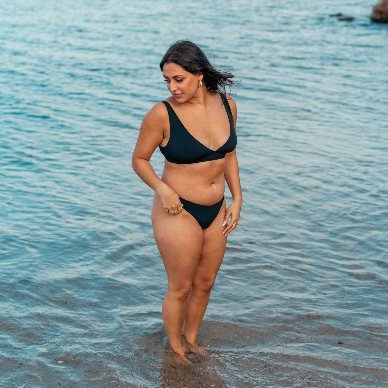 Behagelig sort bikini underdel til kvinder uanset kropsform