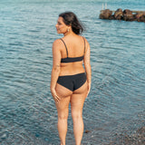 Kvinde i sort triangle bikini top i bæredygtig materiale