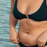 Sort trekantsbikini med smuk guld ringdetalje til kvinder