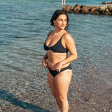 Smuk trekantsbikini i sort med ringdetalje til kvinder