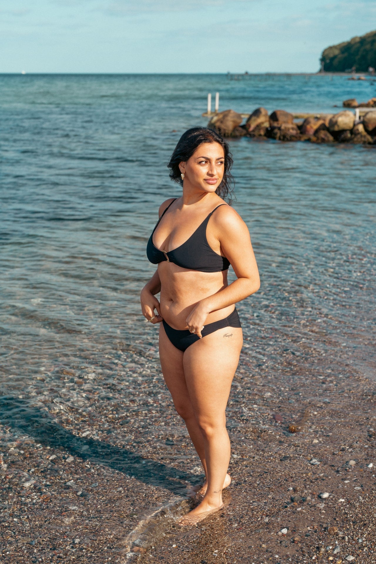 Smuk trekantsbikini i sort med ringdetalje til kvinder